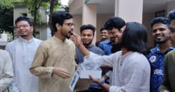 শেখ হাসিনার মৃত্যুদণ্ডের রায়ে রাবিতে আনন্দ, মিষ্টি বিতরণ