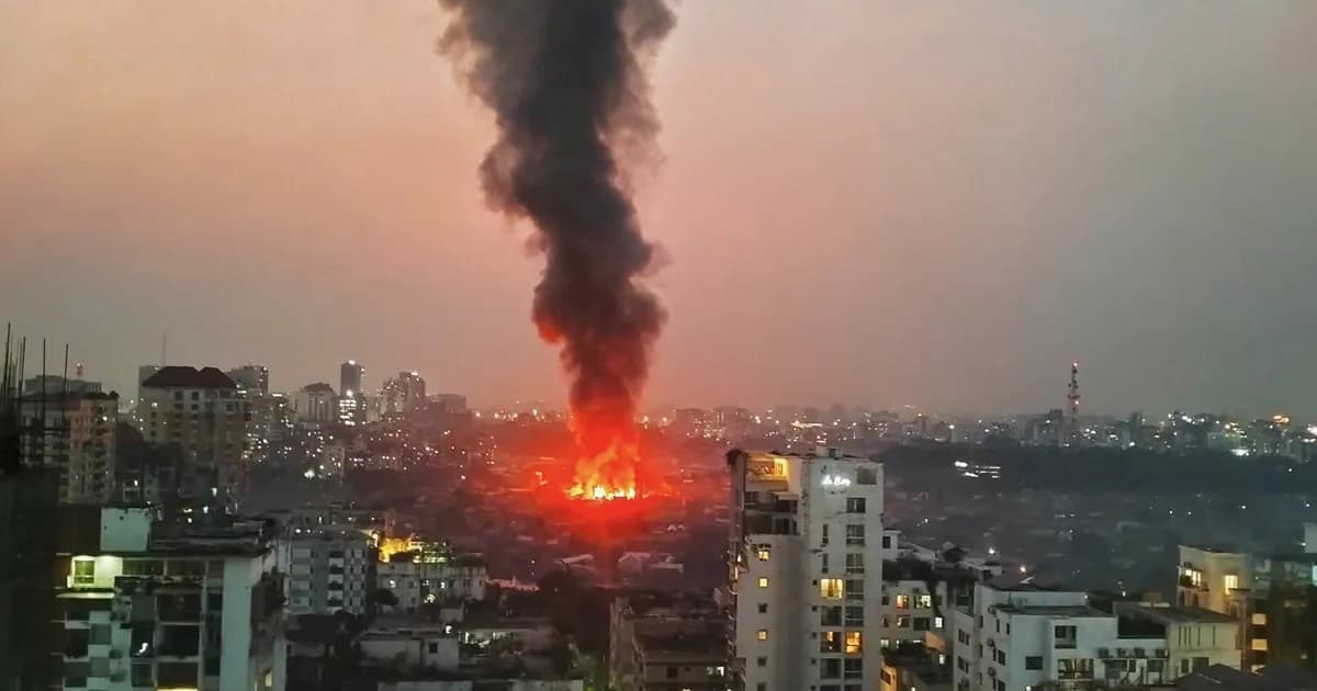 কড়াইল বস্তিতে আগুন, নিয়ন্ত্রণে কাজ করছে ফায়ার সার্ভিসের ১৬ ইউনিট