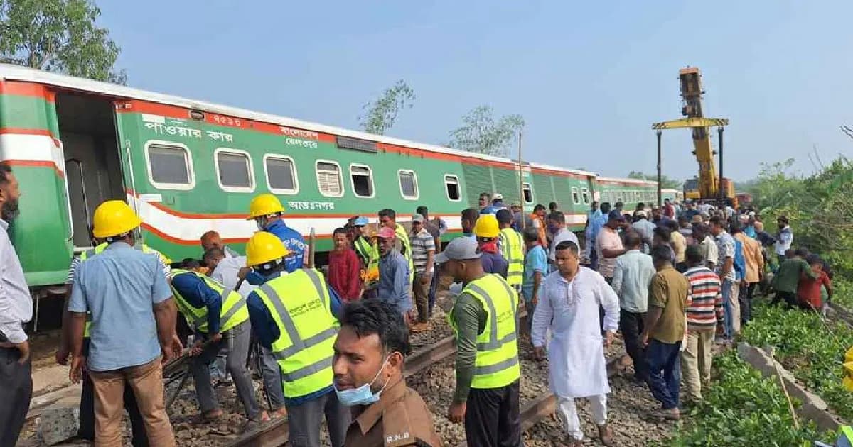 শেষ হয়নি উদ্ধার কাজ, বিকল্প ট্রেনে যাতায়াত