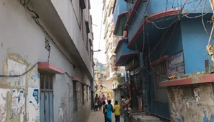 ‘আমাদের অফিসের বিল্ডিং হেলে পড়েছে’