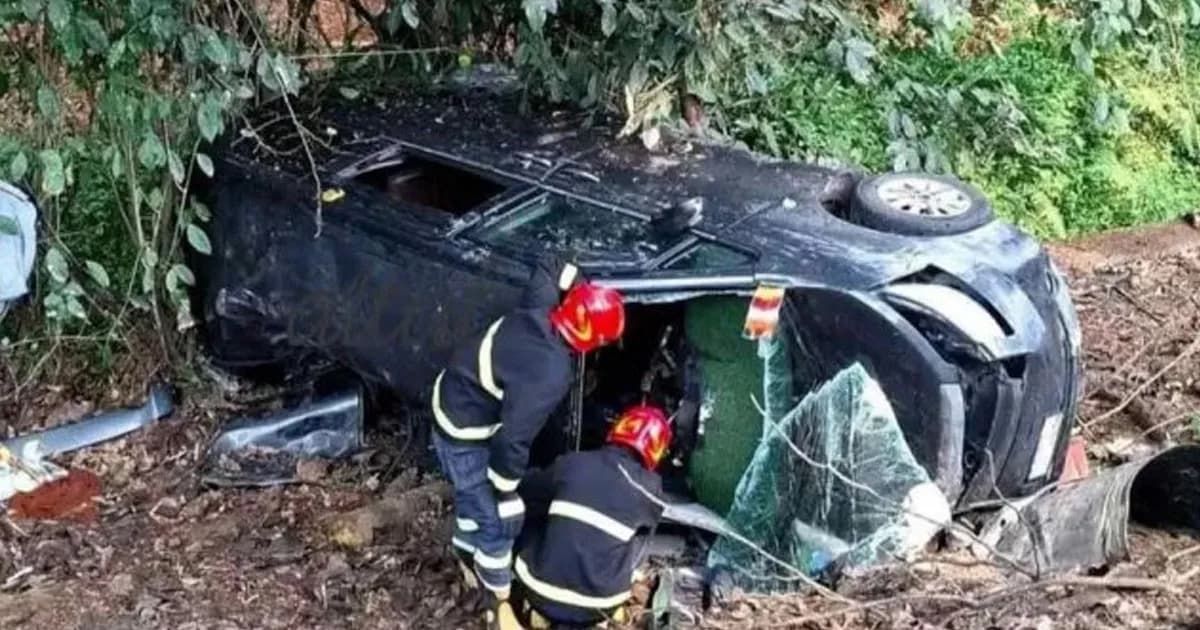 চট্টগ্রামে নিয়ন্ত্রণ হারিয়ে মাইক্রোবাস খাদে, নিহত ৩