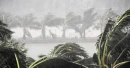 দুপুরের মধ্যে ঝড়ের শঙ্কা, ৭ নদীবন্দরে সতর্ক সংকেত