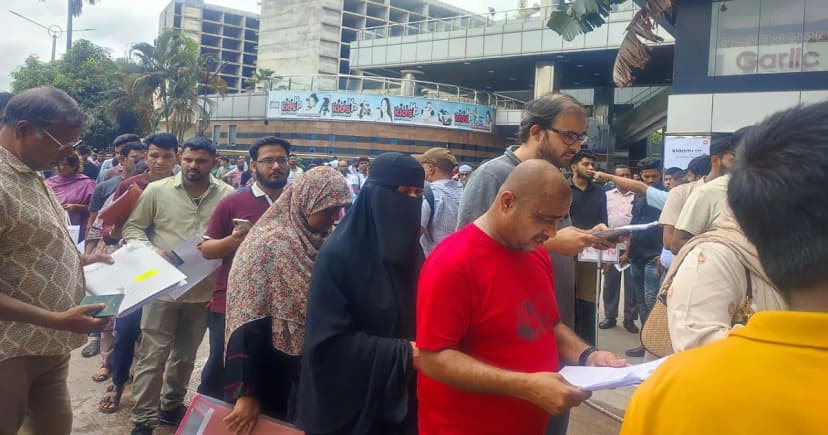 ভারতীয় ভিসার স্লট পেতে ভোগান্তি, আবেদনকারীদের দীর্ঘ লাইন