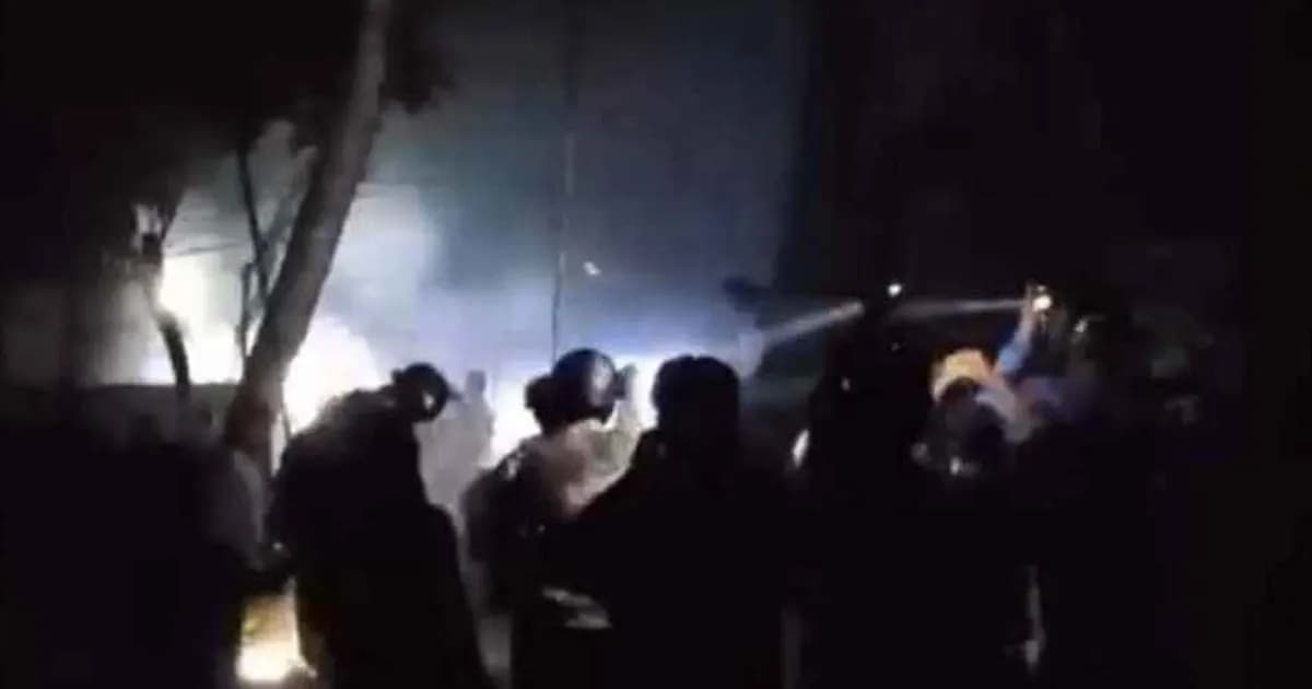 টর্চলাইট জ্বালিয়ে সংঘর্ষ, ৪ ঘণ্টায় শতাধিক হাতবোমা বিস্ফোরণ