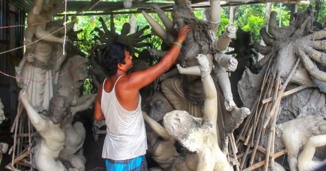 কুড়িগ্রামে দুর্গাপূজা উপলক্ষে প্রতিমা তৈরিতে ব্যস্ত সময় কাটাচ্ছেন কারিগররা