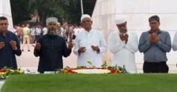 শপথের আগে জিয়াউর রহমান ও খালেদা জিয়ার কবরে শ্রদ্ধা মির্জা ফখরুলের