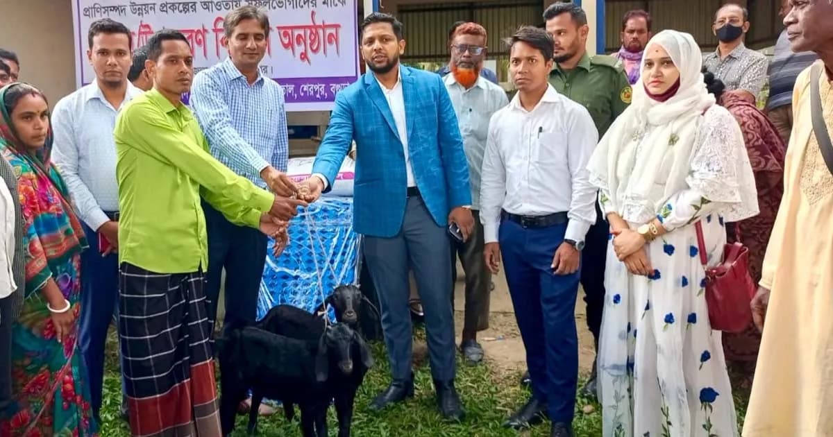 ক্ষুদ্র নৃ-গোষ্ঠীর হাতে ছাগল, হাসি ফুটেছে দরিদ্র পরিবারের মুখে