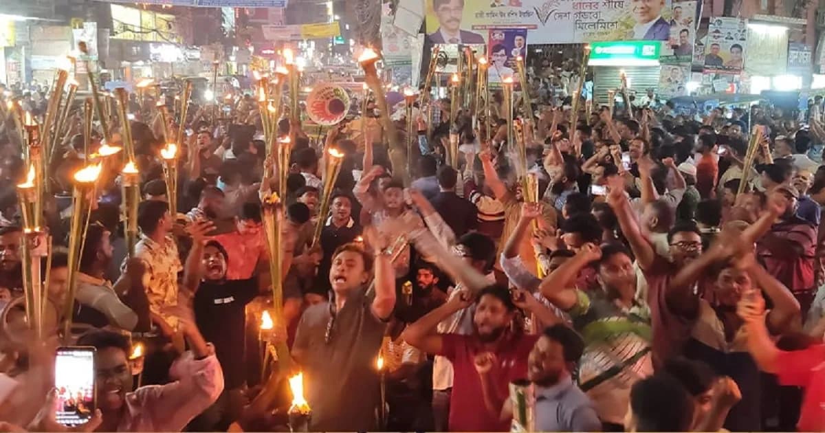 কুমিল্লায় মনোনয়নবঞ্চিত ইয়াছিনের সমর্থকদের মশাল মিছিল ও বিক্ষোভ