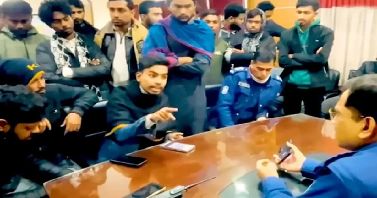 ওসিকে হুমকি দেওয়া বৈষম্যবিরোধী ছাত্রনেতাকে শোকজ ও গ্রেফতার