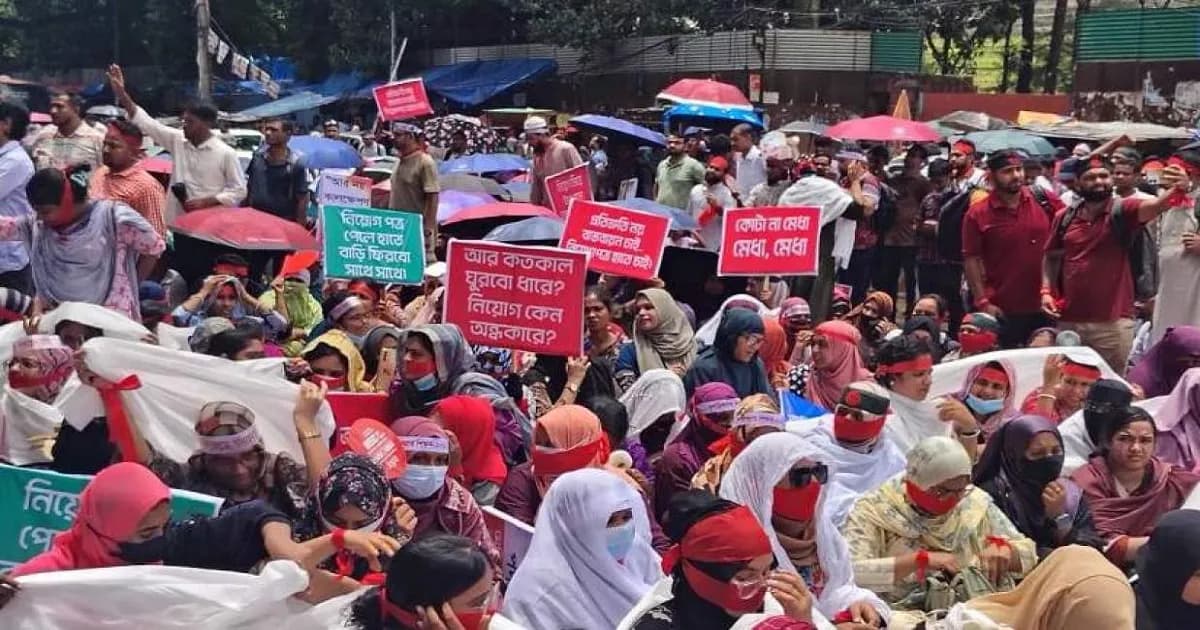 পুলিশি বাধায় শাহবাগ থানার সামনেই বসে পড়লেন প্রাথমিক শিক্ষকরা