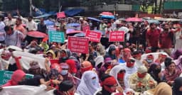 পুলিশি বাধায় শাহবাগ থানার সামনেই বসে পড়লেন প্রাথমিক শিক্ষকরা