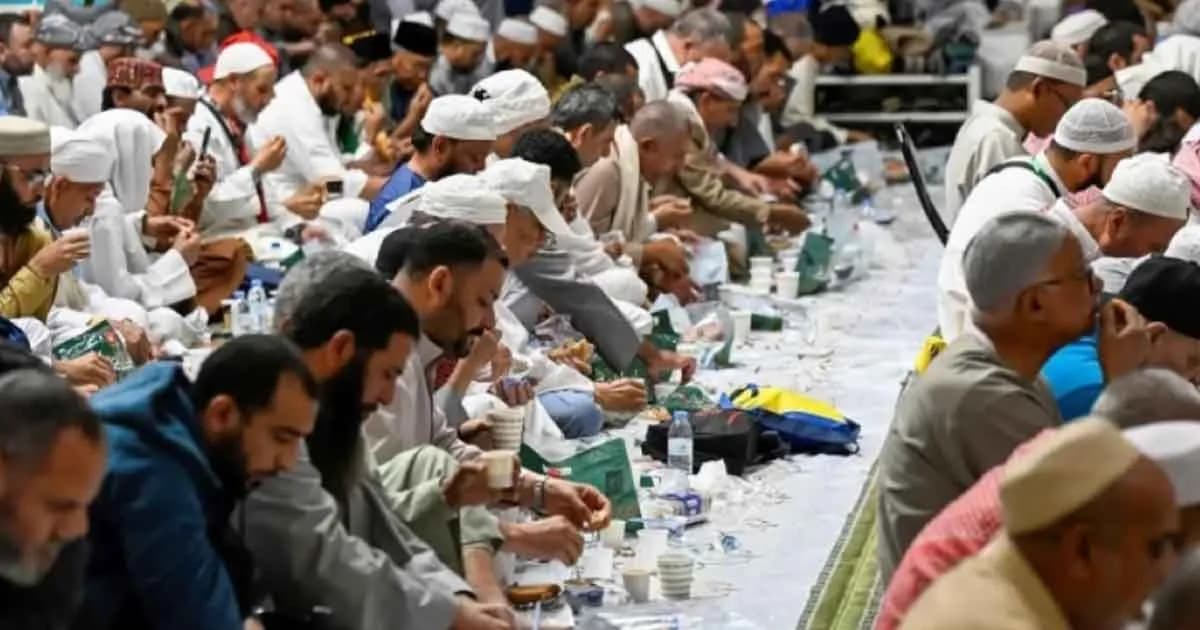 মসজিদে নববীতে ইফতারে রোজাদারদের উপচে পড়া ভিড়