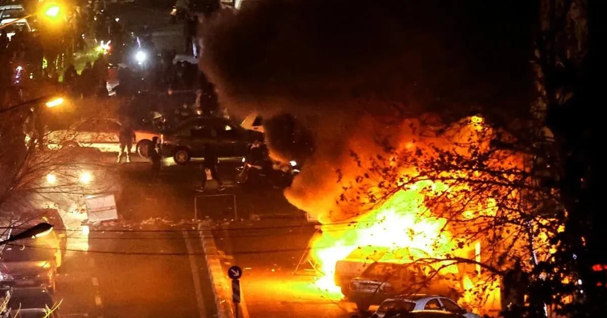 ইরানে ৮০০ বিক্ষোভকারীর ফাঁসি সাময়িক স্থগিত