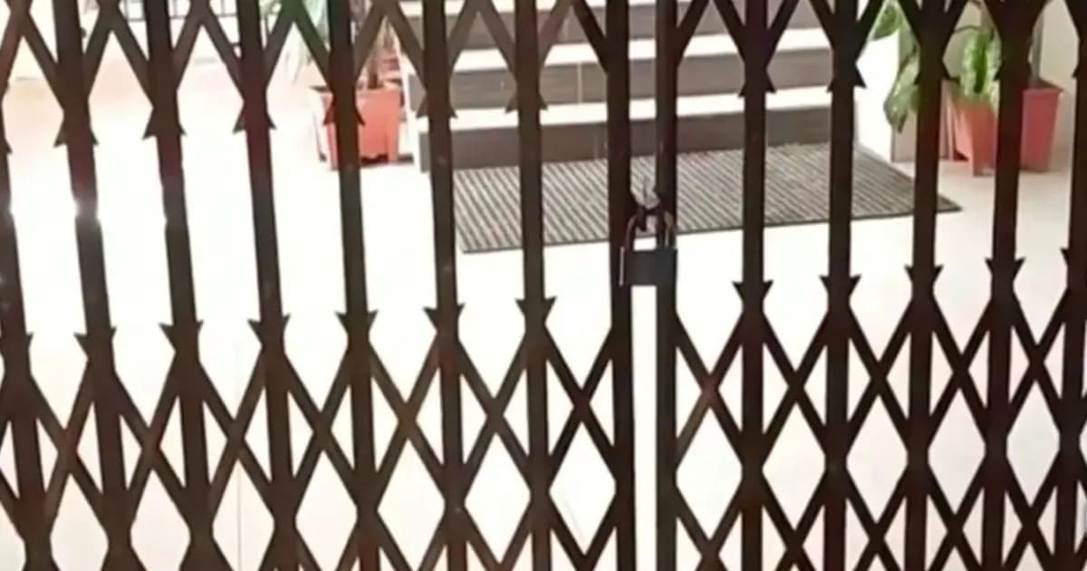 উপাচার্য ভেতরে, চুয়েটের ভিসি ভবনে তালা দিলেন আন্দোলনকারীরা