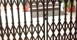 উপাচার্য ভেতরে, চুয়েটের ভিসি ভবনে তালা দিলেন আন্দোলনকারীরা