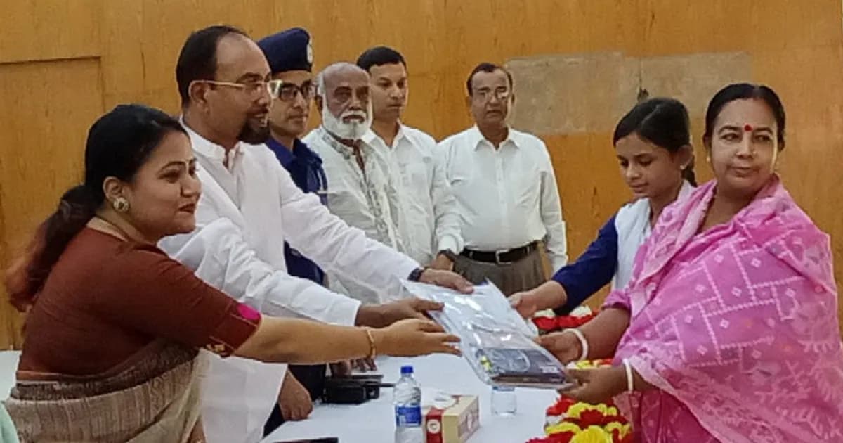 রাজাপুরে মেধাবী শিক্ষার্থীদের মাঝে শিক্ষা উপকরণ বিতরণ