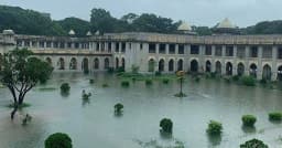টানা ভারী বৃষ্টিতে ঢাকা বিশ্ববিদ্যালয়ে জলাবদ্ধতা, ক্লাস বাতিল