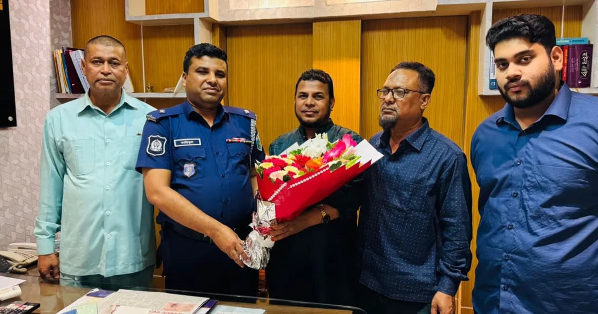 পাবনা সদর থানার নবাগত ওসিকে বিসিক শিল্প মালিক সমিতির ফুলের শুভেচ্ছা