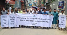 নির্যাতিতদের সমর্থনে আন্তর্জাতিক দিবসে ময়মনসিংহে অধিকারের মানববন্ধন