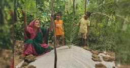 মায়ের কবরের পাশে দুই শিশুর নির্বাক চাহনি দেখে কাঁদছে মানুষ