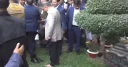 খালি পায়ে শিশিরভেজা ঘাসে দেশের মাটি স্পর্শ করলেন তারেক রহমান