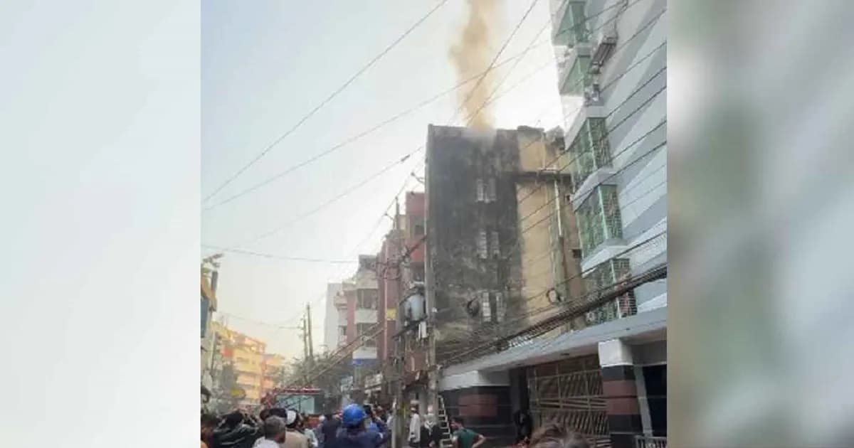 উত্তরার পর এবার জিগাতলাতেও আবাসিক ভবনে আগুন