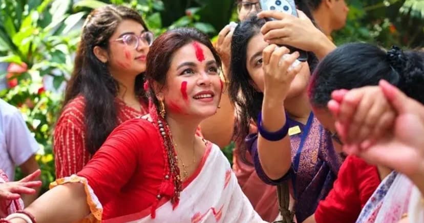 ঢাকেশ্বরী মন্দিরে বন্ধুদের সঙ্গে সিঁদুর খেলায় মাতলেন শাওন