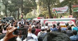 জানাজার জন্য নিয়ে যাওয়া হচ্ছে ওসমান হাদির মরদেহ