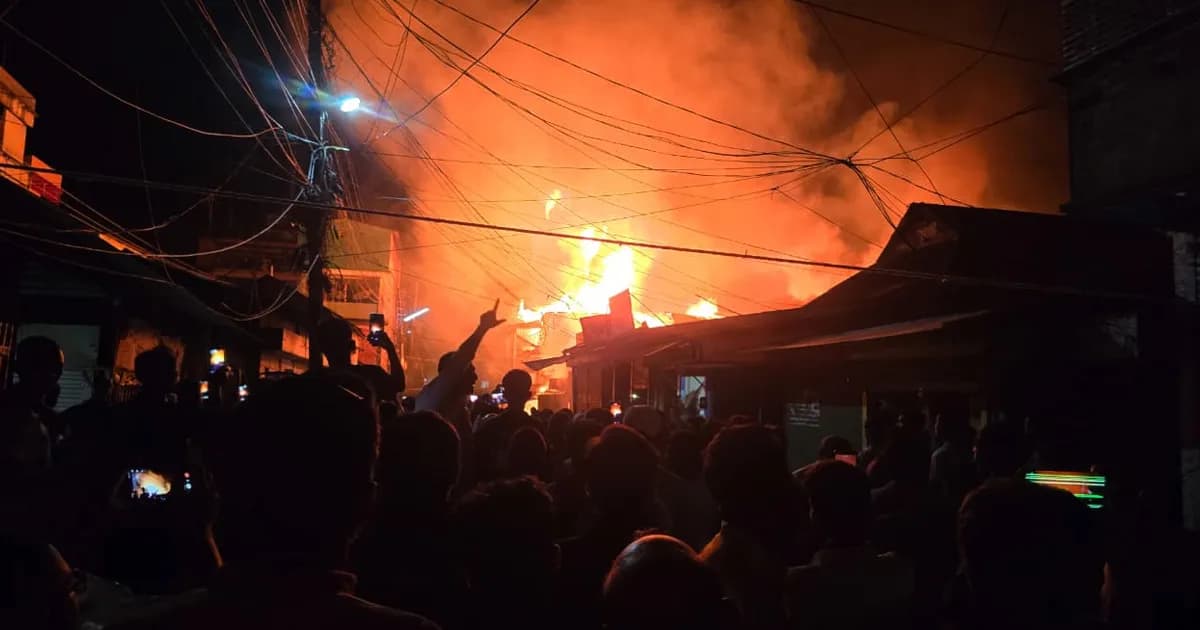 নেত্রকোণার বড়বাজারে ভয়াবহ আগুন, ৩ ফায়ারকর্মী আহত