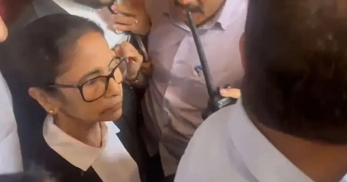 হাইকোর্টে মমতা ব্যানার্জীকে দেখে চোর চোর স্লোগান আইনজীবীদের