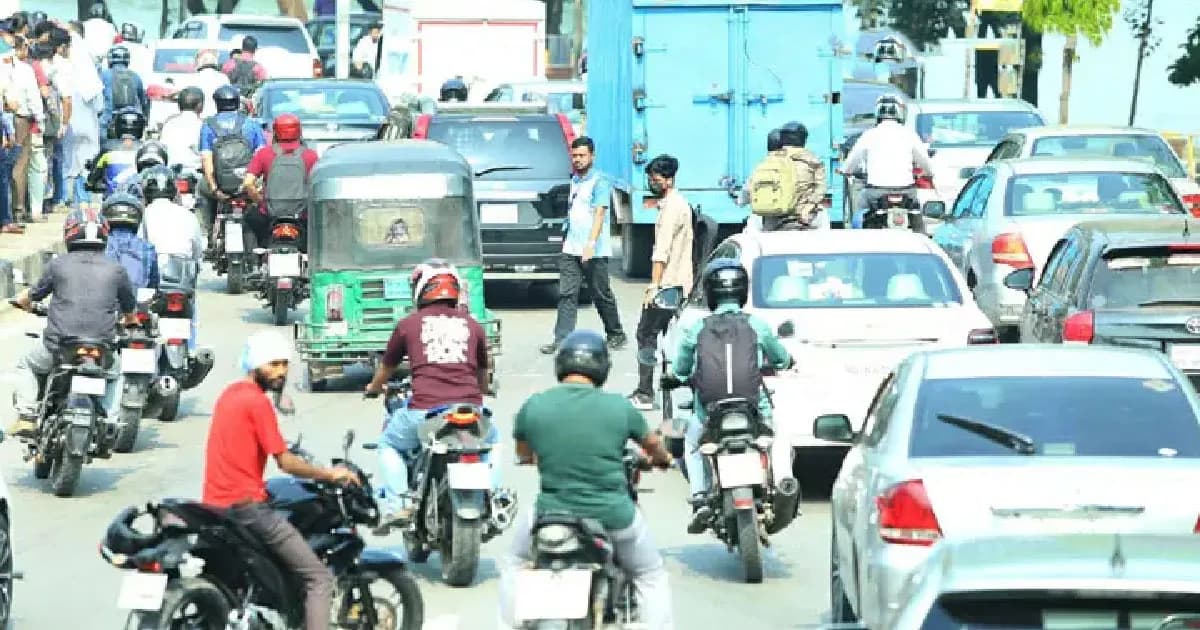 সকাল থেকেই আপন রূপে ঢাকা, সড়কে অফিসগামীদের চাপ
