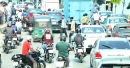 সকাল থেকেই আপন রূপে ঢাকা, সড়কে অফিসগামীদের চাপ