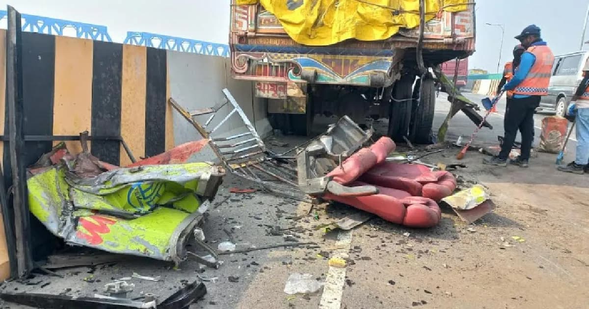 মাদারীপুর এক্সপ্রেসওয়েতে বাস–ট্রাক সংঘর্ষ, নিহত ৩