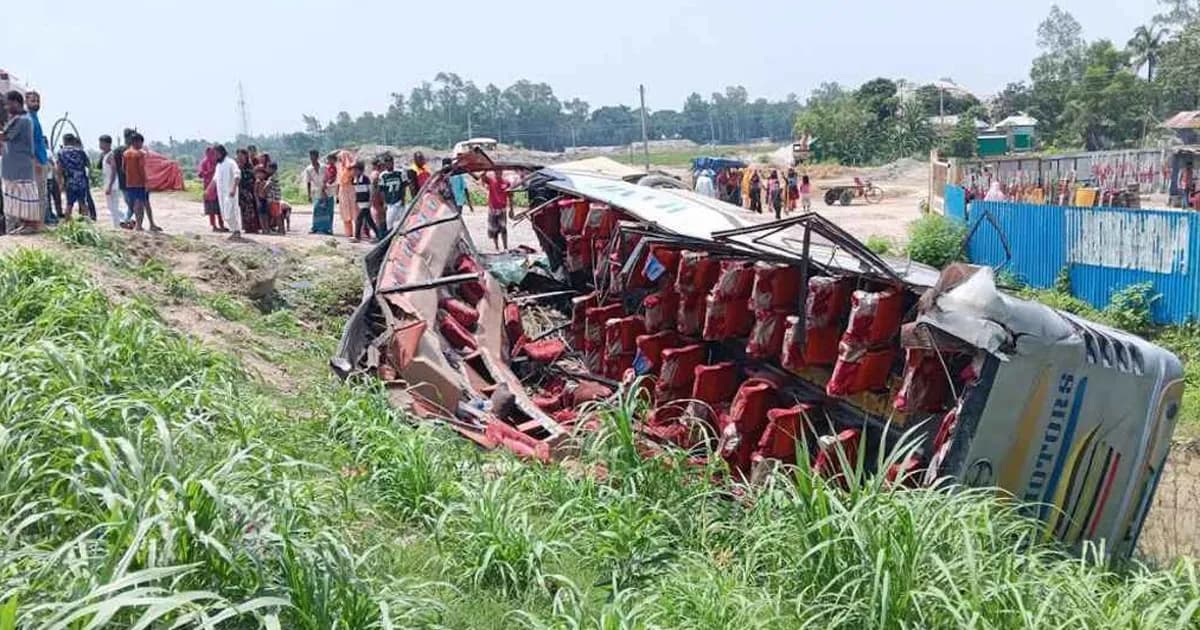 টাঙ্গাইলে বাস উল্টে খাদে, গুরুতর আহত ১৭