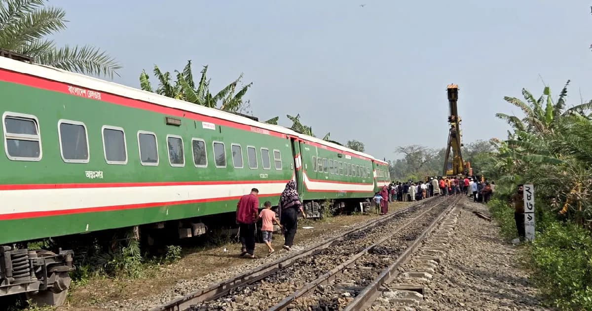 ট্রেন লাইনচ্যুত: ২১ ঘণ্টা পর উত্তরের পথে ট্রেন চলাচল স্বাভাবিক
