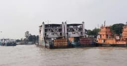 বৈরি আবহাওয়ায় দৌলতদিয়া-পাটুরিয়া নৌরুটে ফেরি চলাচল বন্ধ