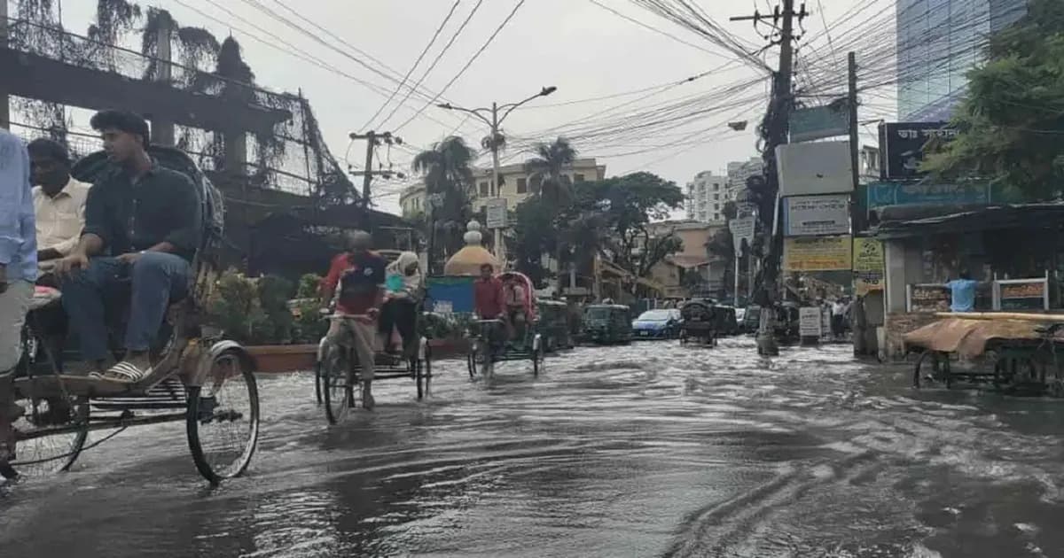 অল্প বৃষ্টিতেই চট্টগ্রামে জলাবদ্ধতা, নগরজীবনে চরম ভোগান্তি