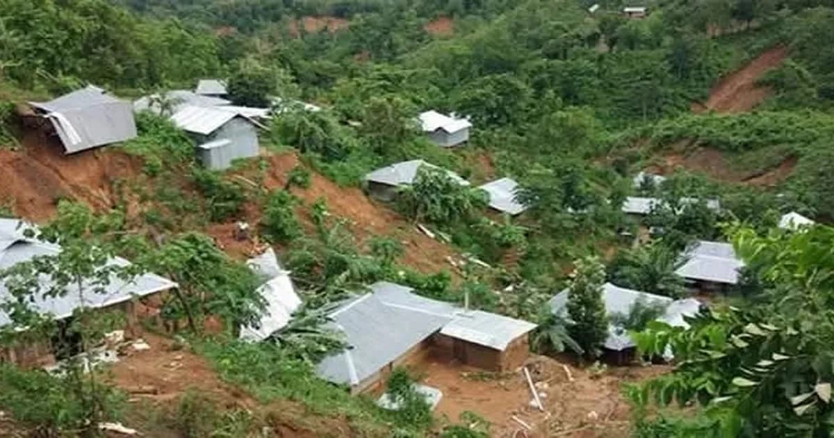 টানা বৃষ্টিতে পাহাড় ধসের আতঙ্ক, ঝুঁকিতে হাজারো পরিবার