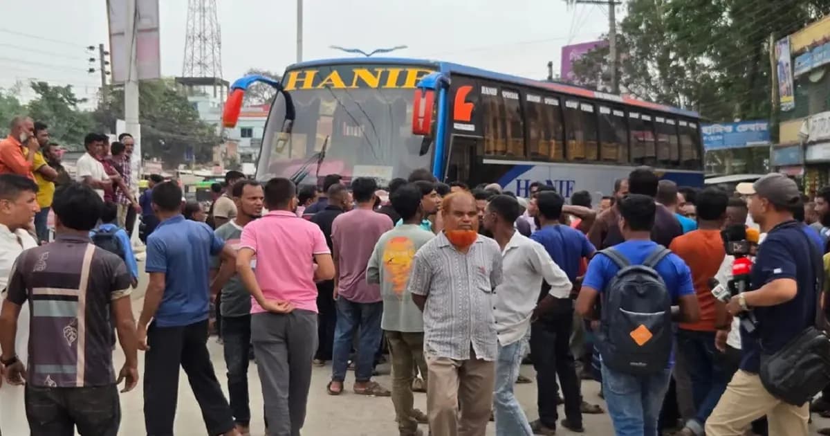নওগাঁয় শ্রমিকদের দ্বন্দ্বে অচল আন্তঃজেলা বাস ও সিএনজি চলাচল