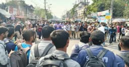 রাবির দুই শিক্ষার্থীর ওপর হামলা, ঢাকা-রাজশাহী মহাসড়ক অবরোধ