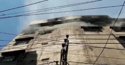 চকবাজারে অগ্নিকাণ্ডের ২১ ঘণ্টা পরও ধোঁয়া, ভেঙে পড়ছে ভবনের কাচ