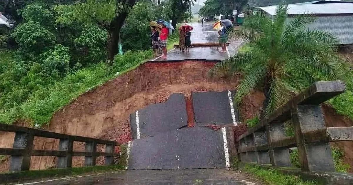 বন্যার স্রোতে সেতু ধস, বন্ধ বান্দরবান-রাঙ্গামাটি সড়ক যোগাযোগ