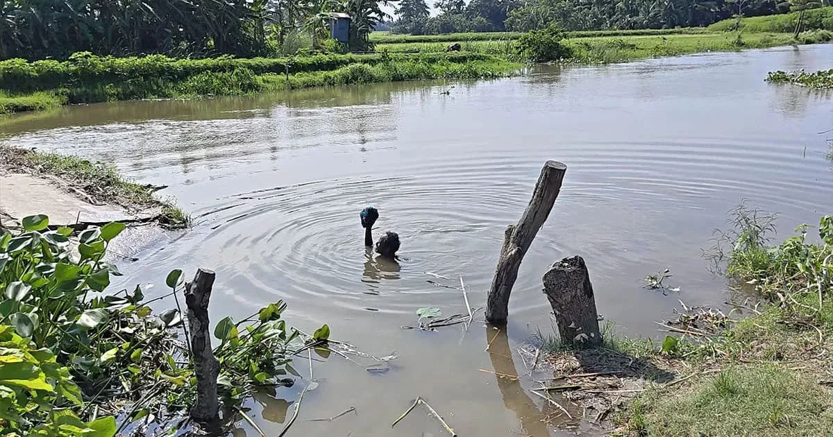 যে গ্রামে যেতে মানুষকে খুলতে হয় পরনের কাপড়