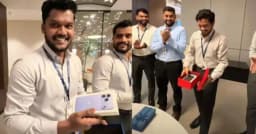 অফিসের প্রত্যেক কর্মীকে আইফোন উপহার দিলেন বস, ভিডিও ভাইরাল