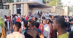বকেয়া বেতনের দাবিতে মহাসড়ক অবরোধ শ্রমিকদের