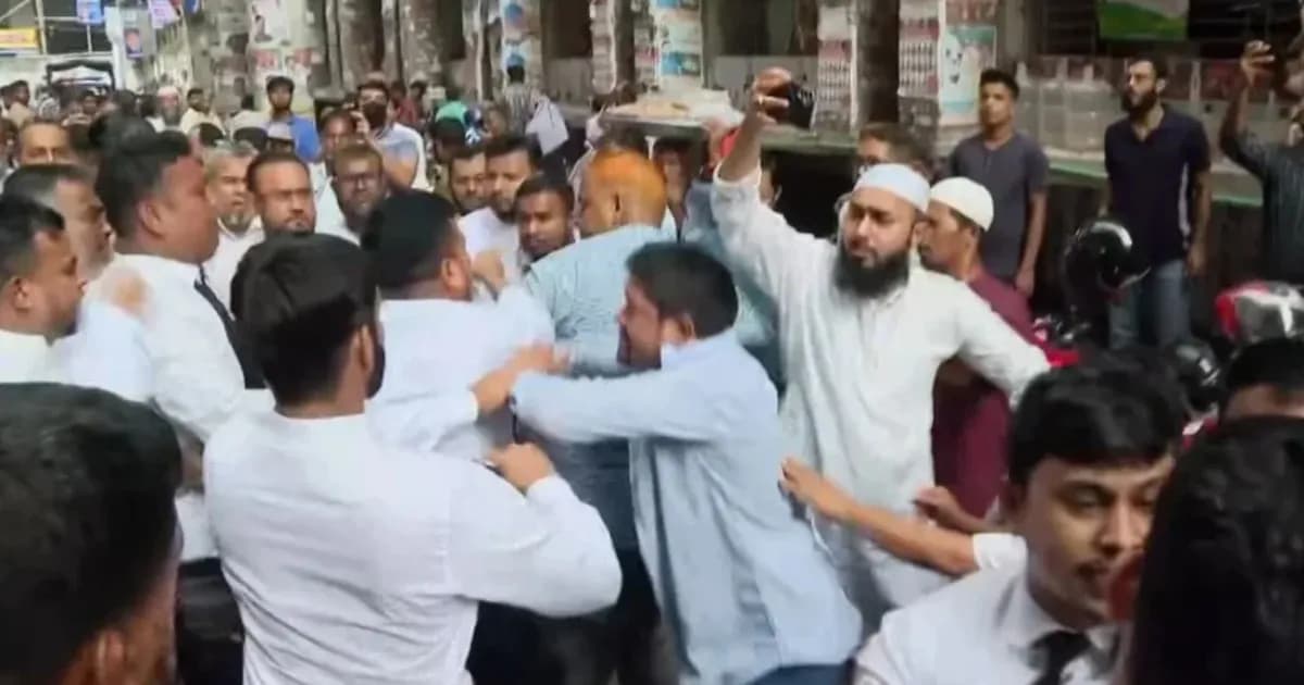 আদালত প্রাঙ্গণে জামায়াত-বিএনপির আইনজীবীদের হাতাহাতি