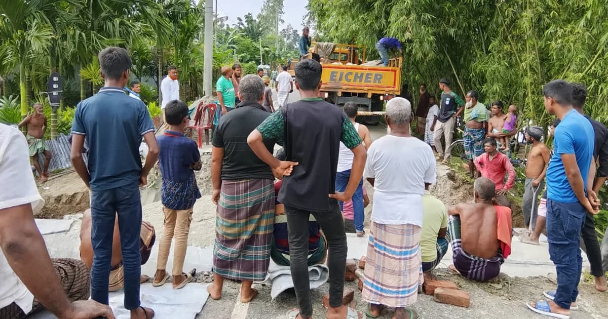 বিজিবির সমন্বয়ে দহগ্রামে পৌঁছাল ট্রাক, শুরু হলো সড়ক সংস্কার