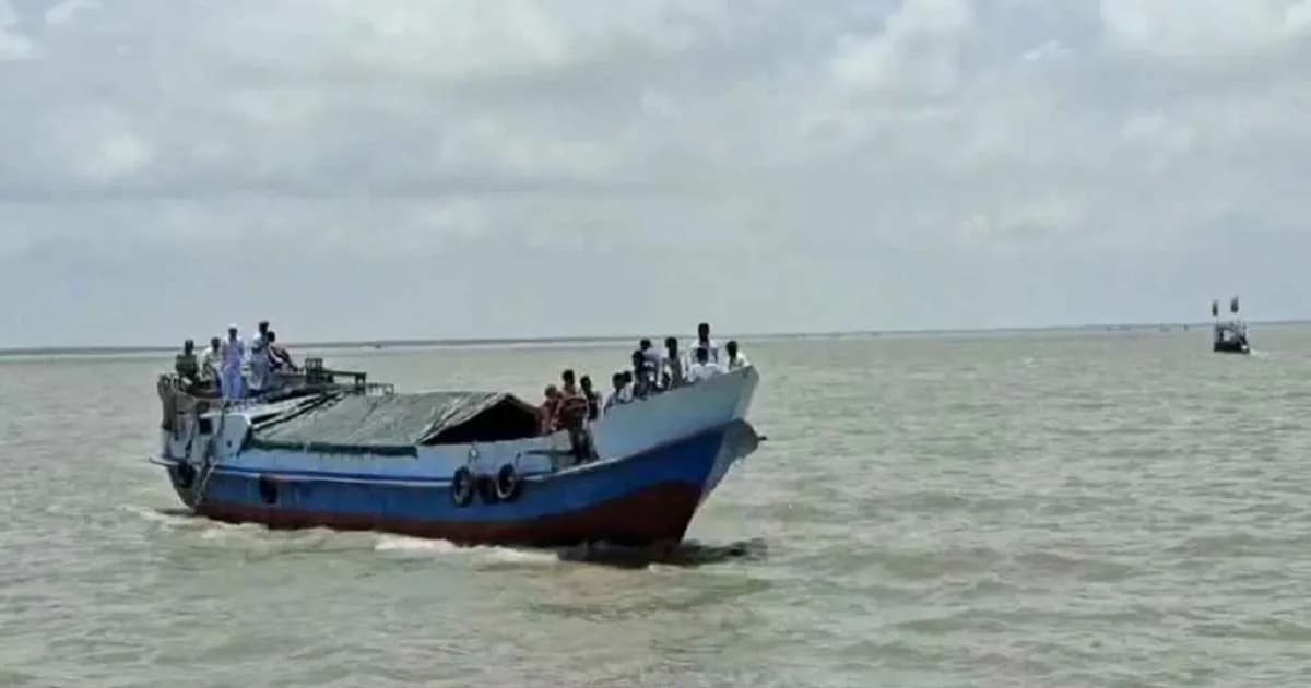 ঝুঁকিপূর্ণ ট্রলারে মেঘনা পাড়ি দিচ্ছেন মনপুরাবাসী