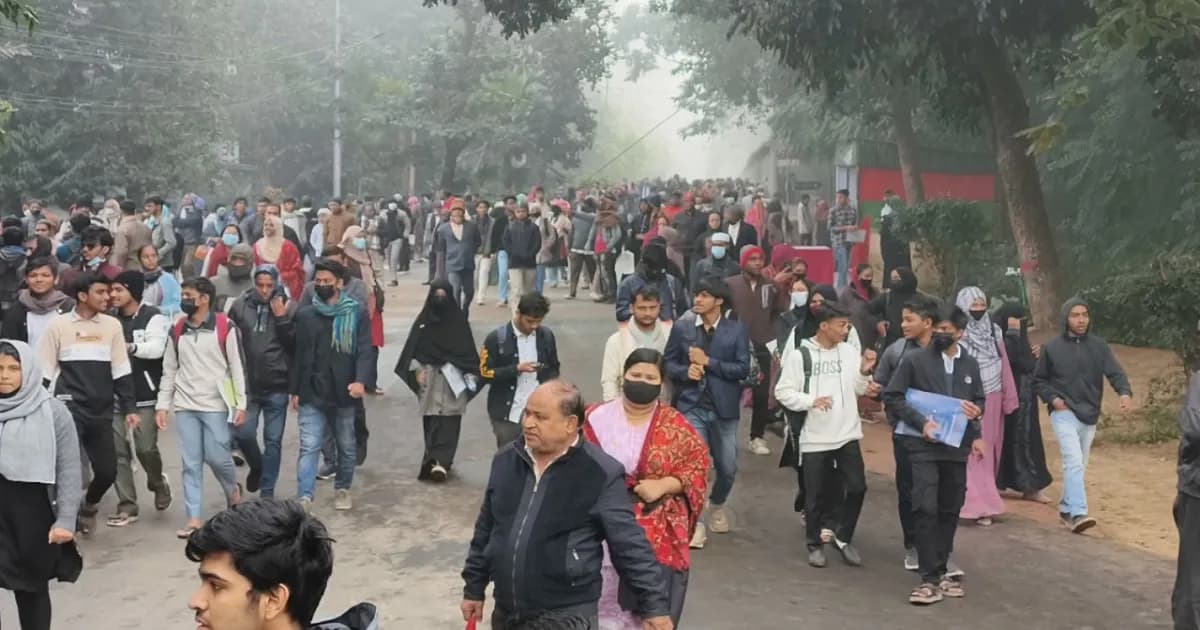 ভর্তি পরীক্ষার হলে মেয়ে, বাইরে অপেক্ষমাণ বাবার হঠাৎ মৃত্যু