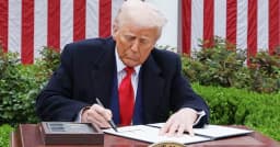 ট্রাম্প অস্থায়ীভাবে ১০ শতাংশ বৈশ্বিক শুল্ক আরোপ করলেন